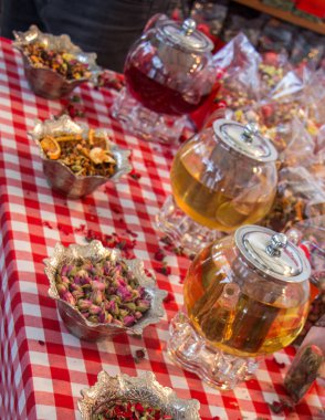 Cam çaydanlıkta bitki çayı.