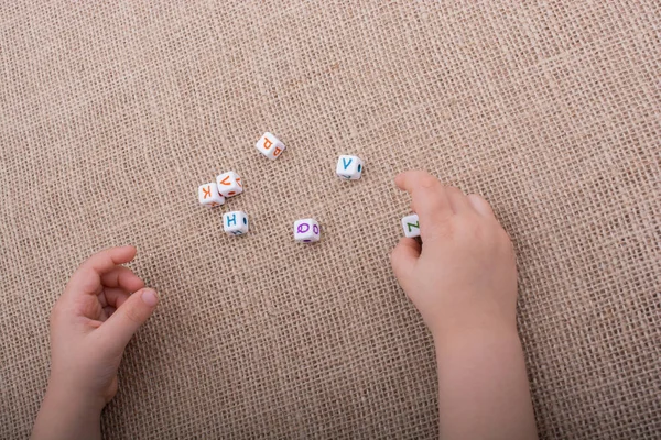 Renkli Alfabe harf küpleri mandalına bir tuval arka plan