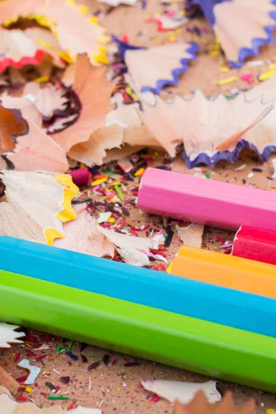  Bir dizüstü bilgisayar üzerinde renkli kalemler