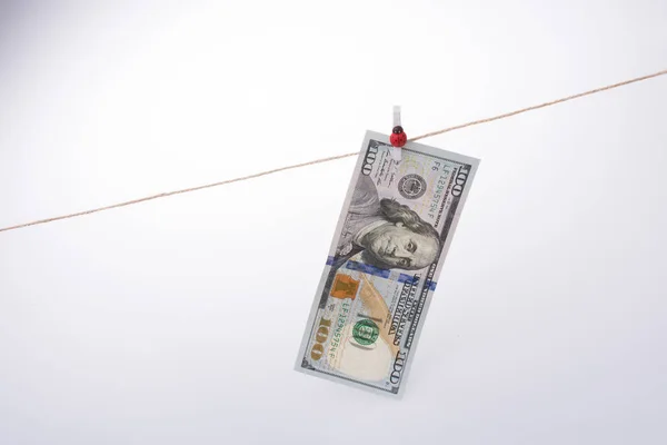 Billet en dollar américain accroché à une ficelle — Photo