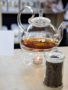 Bir şişe çaydanlık ve çay bitki bitki çayı