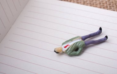 Adam heykelcik çizgili bir kağıt üzerinde rahatlatıcı