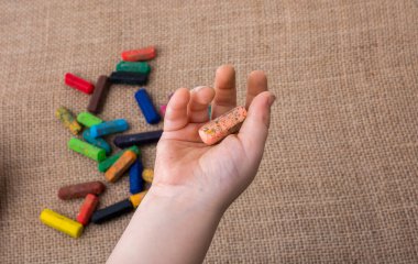 Kullanılan renkli boya kalemi ve yeni yürümeye başlayan çocuklar yardım 