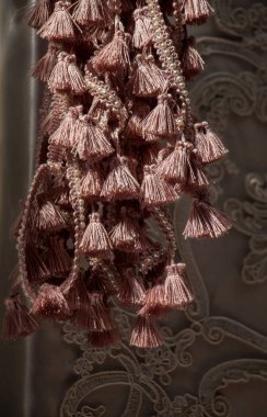 Çeşitli renklerde geleneksel püsküllü