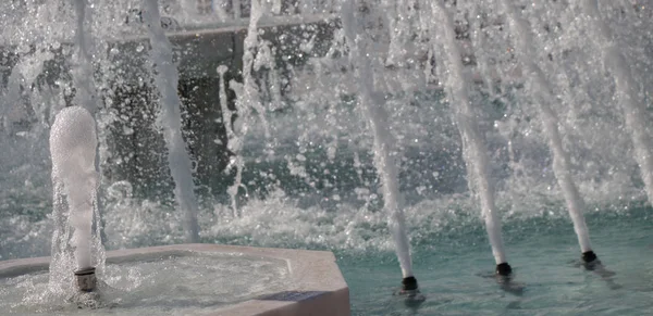 Фонтани Стискають Ігристу Воду Басейні Парку — стокове фото