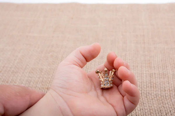 Coroa modelo com pérolas na mão — Fotografia de Stock