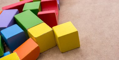 Kahverengi arka plan üzerinde renkli yapı taşları