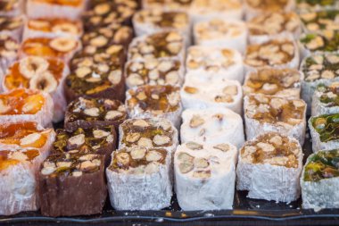 Metal bir tepsiye yerleştirilmiş lezzetli Türk lokumu