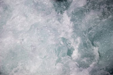 Su yüzeyi köpüklü ve köpüklü bir arka plan olarak