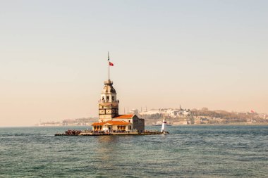 Boğaz 'ın ortasında bulunan Bakireler Kulesi