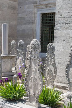 İstanbul 'daki mezarlarda Osmanlı zamanından kalma eski taşlar