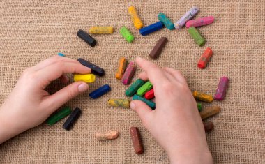 Kullanılan renkli boya kalemi ve bir tutan bir el