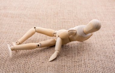 Tuval üzerinde poz bir adamın ahşap bebek