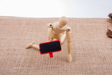 Tahtadan adamın elinde bir hakları Kurulu ile dizlerinin üzerinde