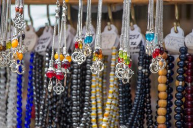 Çeşitli renkte tespih seti