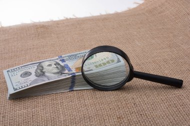 Büyüteç banknot üzerinde paket bizden Doları