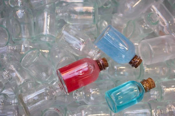 Set Piccole Bottiglie Vuote Trasparenti Una Scatola — Foto Stock