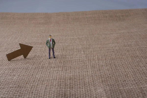 Kahverengi kağıt üzerine yağlıboya heykelcik ve ok işareti kes şunu