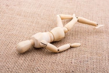 Tuval üzerinde poz bir adamın ahşap bebek