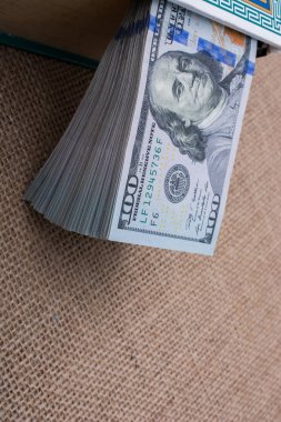 Dolarlar keten arkaplana konur 