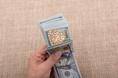 Amerikan 100 dolarlık banknot bir kalp ile el klip