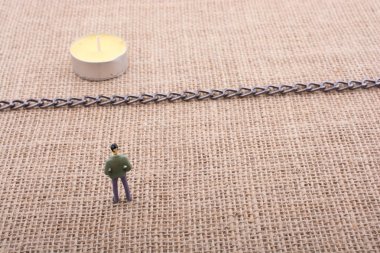 Heykelcik ve mum onları ortasında bir zincir ile