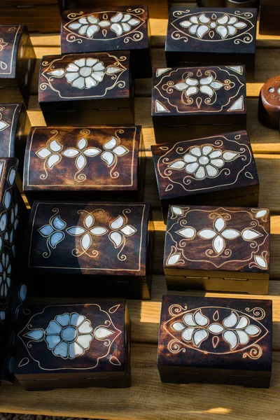 İnci kakmalı eski usul tahta hazine sandığı.