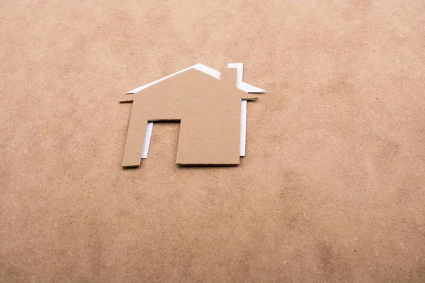 Kahverengi arka planda küçük kağıt evler