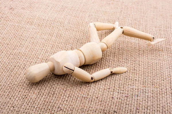 Tuval üzerinde poz bir adamın ahşap bebek