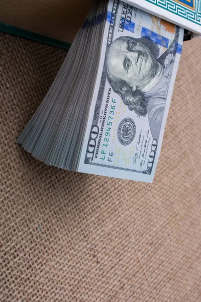 Dolarlar keten arkaplana konur 