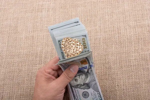 Amerikan 100 dolarlık banknot bir kalp ile el klip