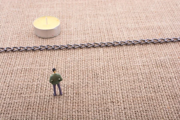 Heykelcik ve mum onları ortasında bir zincir ile