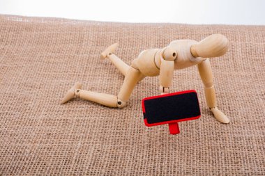 Tahtadan adamın elinde bir hakları Kurulu ile dizlerinin üzerinde