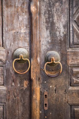 Metalden yapılmış eski el yapımı sedirli kapı tokmağı