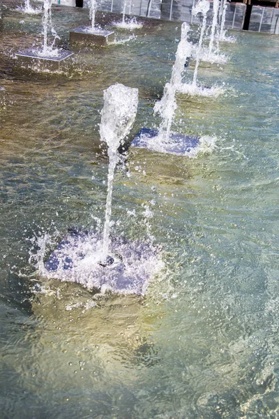 Fontanny Tryskające Wodą Gazowaną Basenie Parku — Zdjęcie stockowe