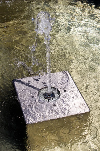 Las Fuentes Que Brotan Agua Con Gas Una Piscina Parque —  Fotos de Stock