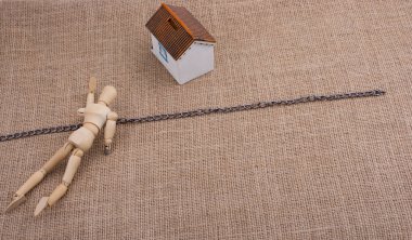 Adam heykelcik ve bir tuval zinciri hatta ötesinde bir Model ev