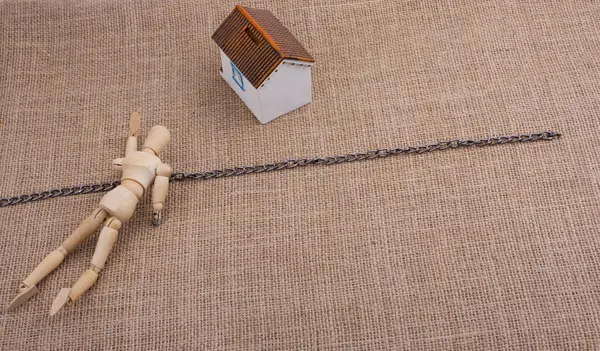 Adam heykelcik ve bir tuval zinciri hatta ötesinde bir Model ev