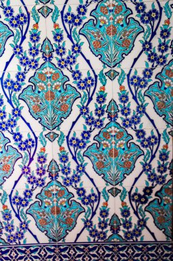 Eski Osmanlı zaman el yapımı Türk çini çiçek desenleri ile