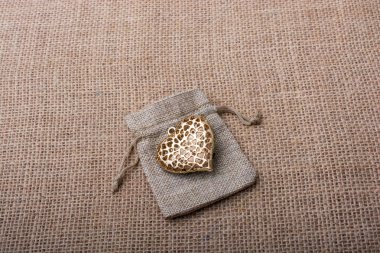 Altın rengi metal nesne çuval dışarı kalp şeklinde