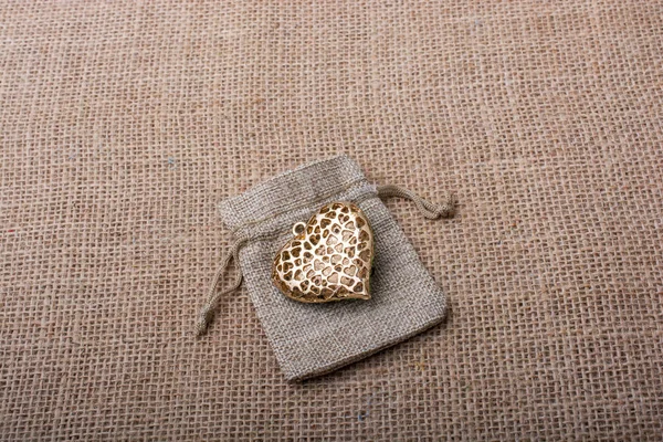 Altın rengi metal nesne çuval dışarı kalp şeklinde