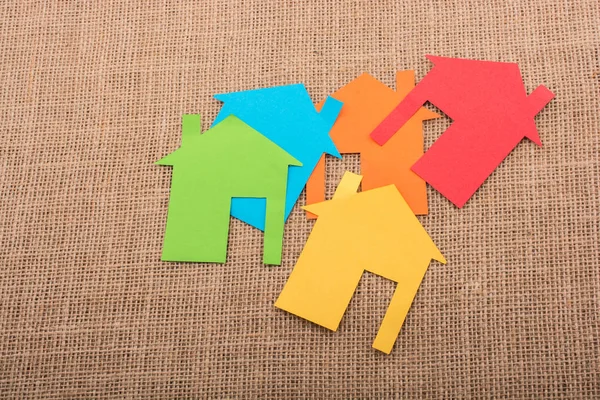 Маленький Дом Вырезанный Цветной Бумаги Фоне Холста — стоковое фото