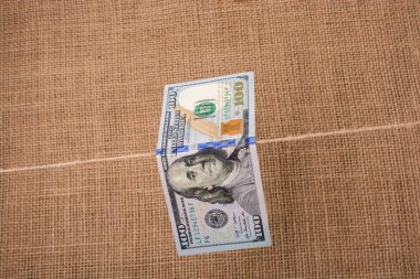 Bize banknot dolar keten bir ipte asılı
