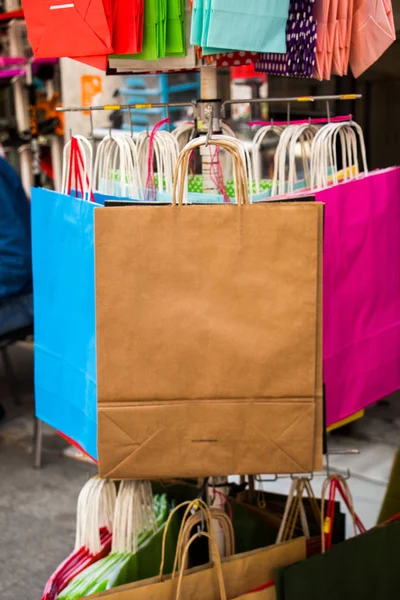 Pazar yerinde basit bir renkli kağıt alışveriş torbası.