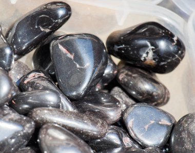 Belli bir tipte doğal mineral değerli taşlar.