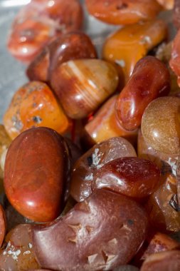 Belli bir tipte doğal mineral değerli taşlar.