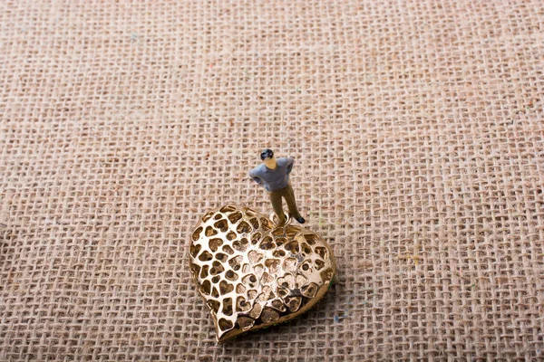 Tuval üzerinde bir kalp şeklinde nesne yanında adam