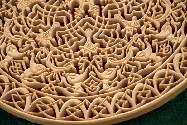 Tahtada Osmanlı-Türk tarzı çiçek desenleri