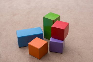 Kahverengi arka plan üzerinde renkli yapı taşları