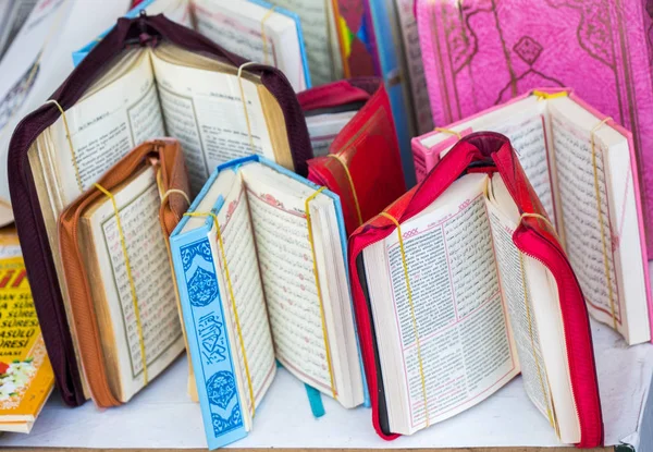 Islamskiego Koranu Książki Półkach Rynku — Zdjęcie stockowe